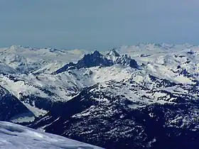 Vue aérienne du mont Cayley depuis l'est.