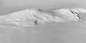 Vue aérienne des monts Frakes (à gauche) et Steere (à droite) depuis le nord-est.