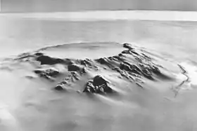 Vue aérienne du mont Hampton et de sa caldeira depuis le nord-ouest.