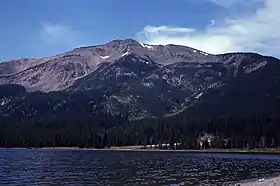 Vue du mont Sheridan depuis le lac Heart.