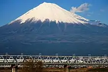 Shinkansen traversant le fleuve Fuji