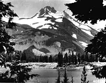 Photographie en noir et blanc du mont Jefferson.