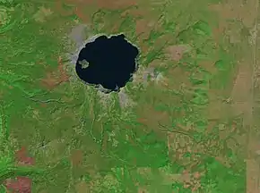Vue satellite correspondante, avec une majorité de vert, un peu de brun, et le bleu profond du lac.