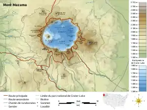 Carte indiquant les reliefs du volcan autour et dans son lac, les cours d'eau, les voies et les limites du parc.