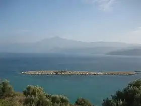 Le mont Mycale vu de l'île grecque de Samos, à travers le détroit de Mycale.