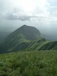 Le Mont Nimba (1752m), dans la Réserve transfrontalière naturelle intégrale du Mont Nimba, délimite la frontière naturelle entre le District des Montagnes et la Guinée, dans l'ouest du district (à gauche: la Côte-d'Ivoire; à droite: la Guinée; au fond: le Libéria).