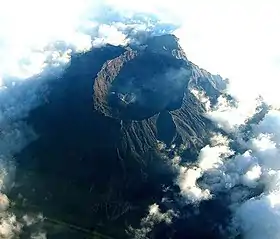 Vue aérienne du sommet du Raung avec sa caldeira sommitale.