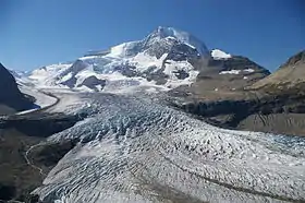 Vue du glacier Robson et du mont Robson.
