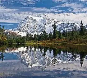 Vue du mont Shuksan depuis Picture Lake.