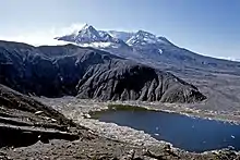 Une montagne et un lac.