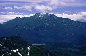 Vue du mont Takatsuma depuis le mont Hiuchi.