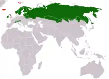 Planisphère de couleur grise représentant en vert la répartition d'origine du Lièvre variable dans le monde (Irlande, Écosse, Alpes, Scandinavie et Asie du Nord) et en rouge les zones d'introductions (îles Féroé, Shetland, île de Man et centre de l'Angleterre).
