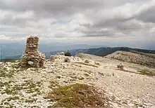 Monjoie marquant une draille vers le sommet de la montagne de Lure