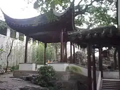 半潭秋水一房山亭, bàntán qiūshuǐ yīfáng shāntíng, un pavillon carré surmontant la grotte.