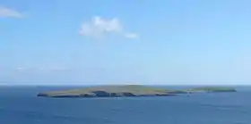 Mousa vue depuis la côte. Le broch se situe sur la droite.