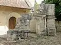 Vue actuelle des vestiges du clocher et du portail.