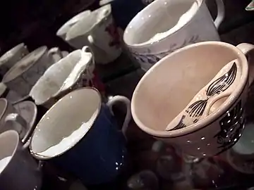 Une collection de tasses du musée du thé de Mariage Frères, Paris.