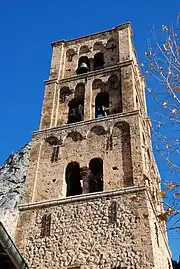 Le clocher de Moustiers-Sainte-Marie est en tuf calcaire.