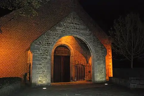 Vue nocturne du porche.