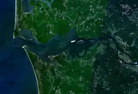 Photo satellite de l'embouchure du Columbia. Le banc de sable du Columbia, le cap Disappointment ou encore la ville d'Astoria sont visibles.