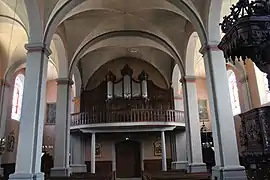 La nef côté porche et l'orgue.