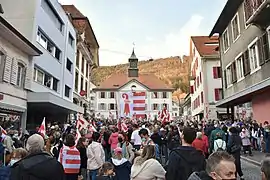 Drapeau jurassien tendu sur l'Hôtel-de-Ville de Moutier le 28 mars 2021.