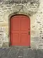 Porte en accolade de la deuxième chapelle.