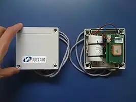 Mouvbox, terminal équipé d'un récepteur GPS et d'un modem GSM/GPRS avec emplacement pour carte SIM. Le modèle peut être relié à une source électrique et possède une bonne autonomie en cas de coupure de l'alimentation grâce à sa batterie. Utilisation type : suivi de remorques, wagons, conteneurs, véhicules légers, colis et marchandises de valeur, antivol pour le matériel roulant et stocké.