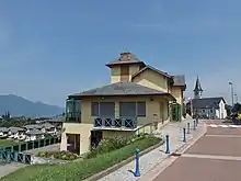 vue de la mairie de Mouxy avec le lac du Bourget au loin