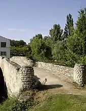 Petit pont du Moyen Âge au-dessus de la rivière la Corde à Mouzeuil-Saint-Martin