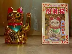 Maneki-neko électrique remuant la patte.