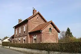 La gare en 2021 située rue du Général-de-Gaulle.