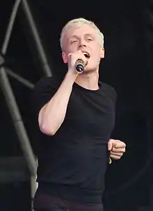 Description de l'image Mr Hudson at Lovebox Weekender 2009 crop.jpg.