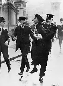 Emmeline Pankhurst, leader des suffragettes, arrêtée par la police. Mai 1914.