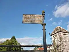 Ancien panneau de signalisation routière dans le village.