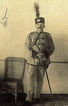 portrait d'un homme en uniforme.