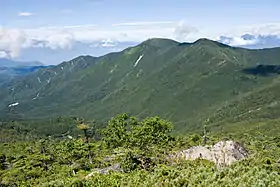 Vue du mont Kinpu depuis le mont Kitaokusenjō.