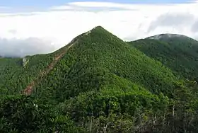 Le mont Kobushi vu du :mont Tokusa (ja).