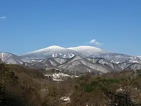 Vue du mont Nishiazuma (sommet enneigé à droite).