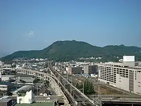 Vue du versant méridional du mont Shinobu directement au sud de la gare de Fukushima