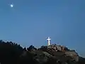 Une croix s'élève au sommet du mont Rubidoux.