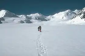 Alpinistes remontant le glacier Klutlan en direction du mont Churchill.