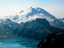 Vue du versant septentrional du mont Garibaldi surplombant La Table et le lac Garibaldi.