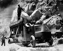 Transport par camion du miroir de 2,5 m de diamètre en 1917