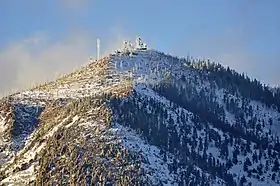 Vue du sommet coiffé par sa tour d'observation et ses antennes de télécommunication depuis l'I-40.