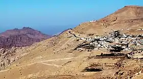 Le village de Tayibeh à droite, et le djebel Haroun au fond à gauche, coiffé du  sanctuaire d'Aaron