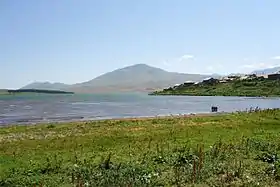 Vue du mont Chavnabada depuis le lac Tabatskouri.