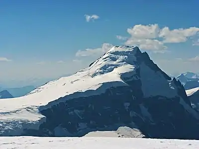 17. Le mont Columbia, à la frontière entre l'Alberta et la Colombie-Britannique, est le deuxième plus haut sommet des Rocheuses canadiennes.