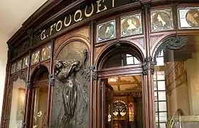 Au no 6, façade de la boutique du bijoutier Georges Fouquet conçue en 1901 par Mucha, Paris, musée Carnavalet.