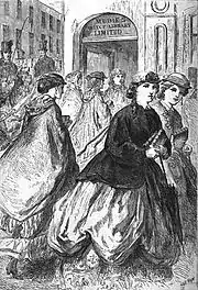 Foule de femmes se pressant dans leur robes noires ou blanches, corsages blancs, châles et petits chapeaux.